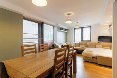 Modern 2BDR Flat by Cathedral in Old Town