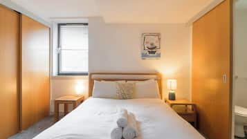 1 habitación, tabla de planchar con plancha y ropa de cama