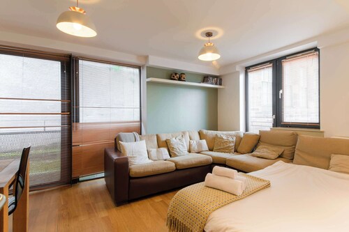 Modern 2BDR Flat by Cathedral in Old Town