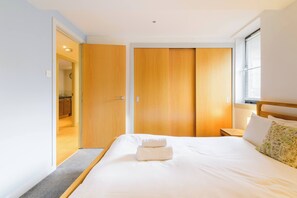 2 habitaciones, tabla de planchar con plancha y ropa de cama 