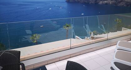 SPECTACULAR SUNNY APARTMENT WITH WIFI, POOL, PANORAMIC CLIFF & SEA VIEWS.