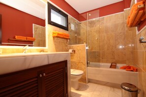 Bathtub, hair dryer, towels, soap - Luxury villa in Lanzarote (PLAYA BLANCA YAIZA - LANZAROTE)