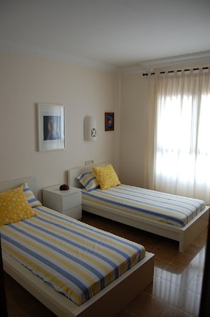 3 habitaciones, caja de seguridad en la habitación y escritorio