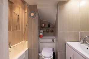 Duschwanne, Haartrockner, Handtücher, Toilettenpapier