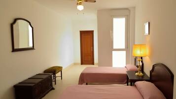 4 slaapkamers, een kluis op de kamer, een bureau