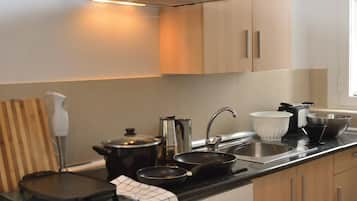 Een koelkast, een magnetron, een kookplaat, een vaatwasser