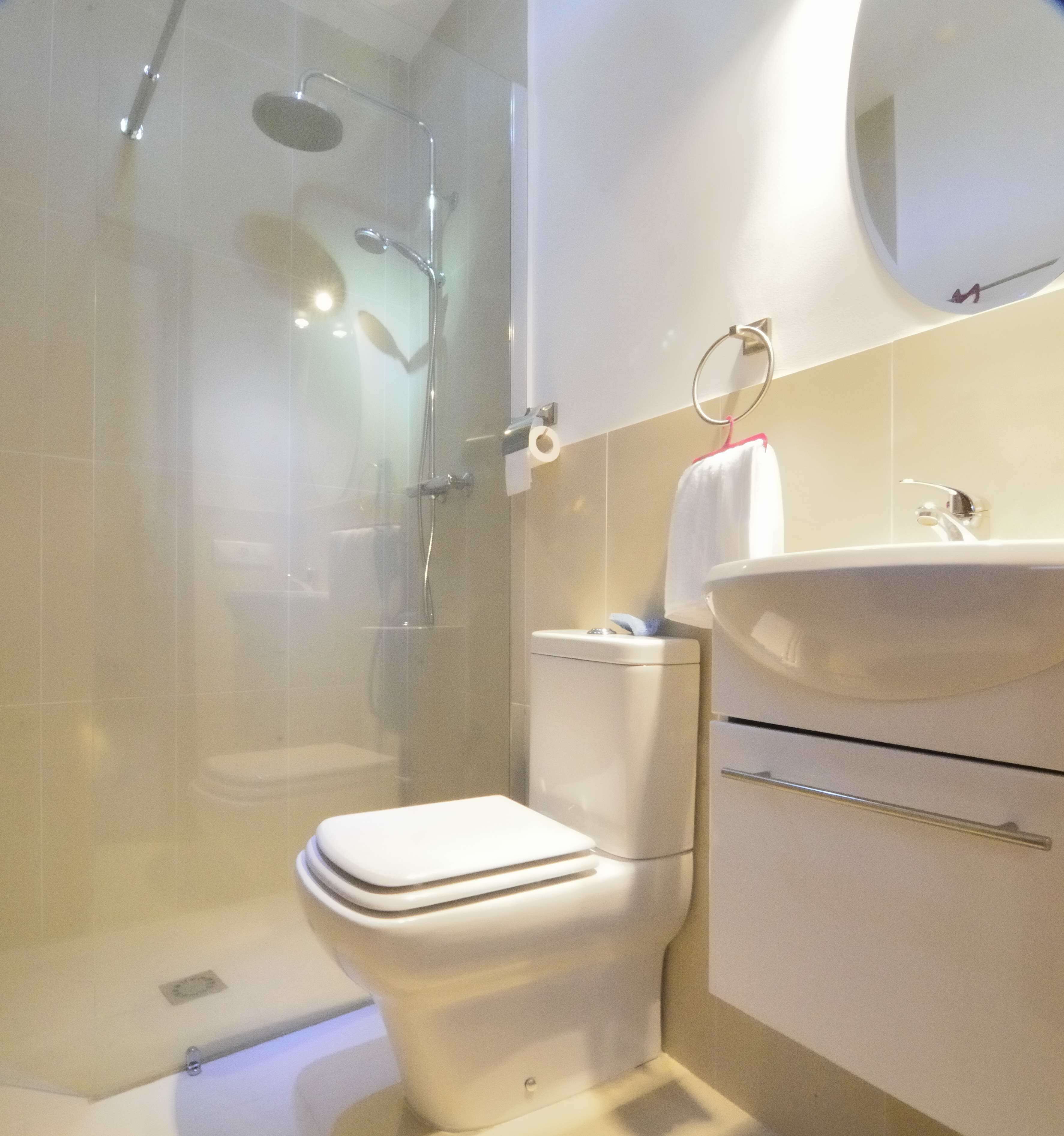 Een douche, een haardroger, handdoeken, zeep