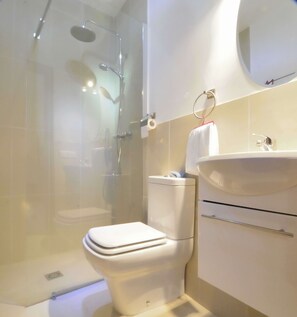 Dusche, Haartrockner, Handtücher, Seife