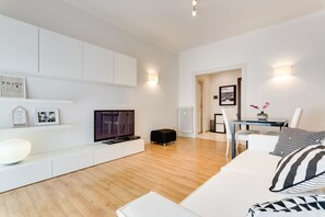 TV - Lovely flat next to St. Peter's C. (Roma)