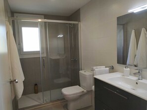 Douche, séchoir à cheveux, serviettes fournies, savon