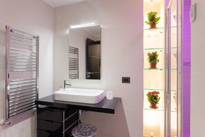 Douche, sèche-cheveux, bidet, serviettes fournies