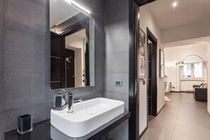 Dusche, Haartrockner, Bidet, Handtücher