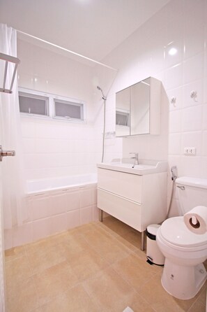 2 Bedrooms Villa | Badkamer | Een douche, gratis toiletartikelen, een haardroger, handdoeken