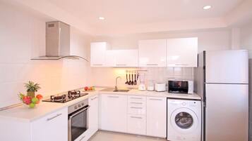 2 Bedrooms Villa | Private kitchen | Full-size fridge, microwave, stovetop, coffee/tea maker