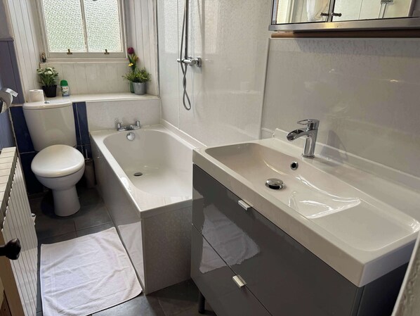 Bathtub - Charming Morningside Flat in Edinburgh (Edinburgh)