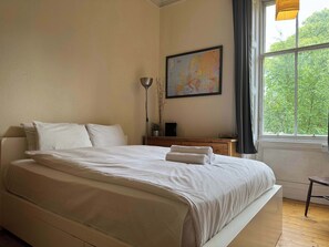 2 bedrooms, internet, bed sheets