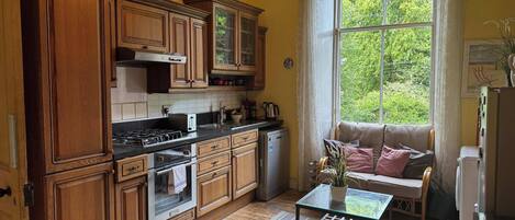 ثلاجة، ميكروويف، فرن، موقد طهي مسطح