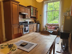 Coffee/tea maker, fridge, microwave, oven - Charming Morningside Flat in Edinburgh (Edinburgh)