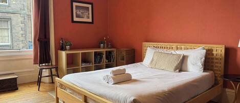 2 bedrooms, internet, bed sheets
