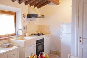 冷蔵庫、オーブン、コンロ、食器洗い機