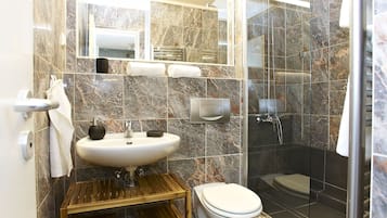 Dusche, Haartrockner, Handtücher