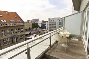 Outdoor dining - Exclusive Penthouse with private panoramic terrace on the Checkpoint Charlie (Berlin)