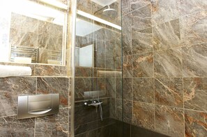 Shower, hair dryer, towels - Exclusive Penthouse with private panoramic terrace on the Checkpoint Charlie (Berlin)