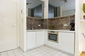 Kjøleskap, mikrobølgeovn, kokeplater og oppvaskmaskin