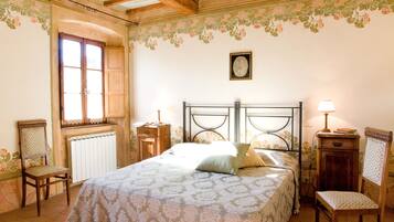 13 quartos, ferros/tábuas de passar roupa, berço de viagem