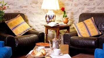 TV, caminetto, lettore DVD, tavolo da calcetto