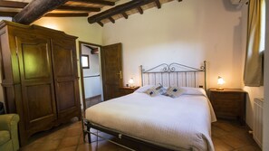 2 makuuhuonetta, silitysrauta/-lauta, Wi-Fi, vuodevaatteet