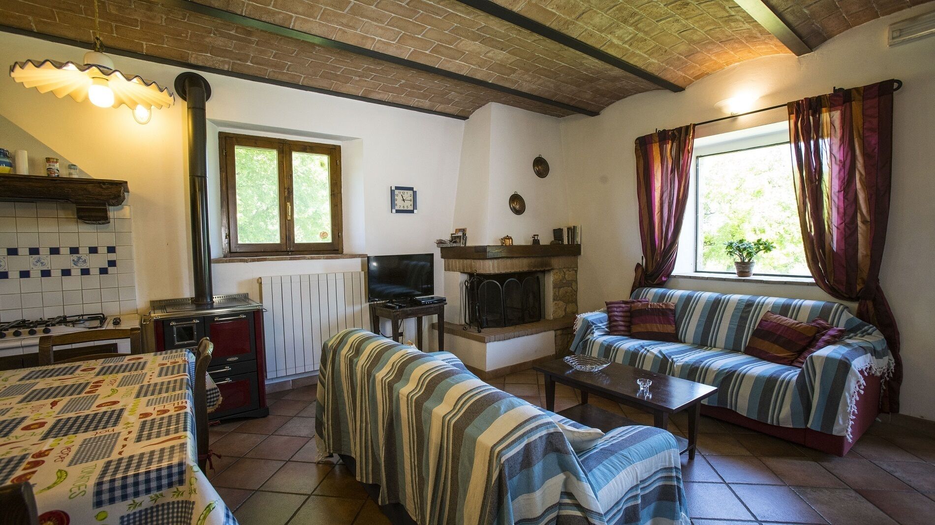 Fernseher, Kamin, Tischtennisplatte