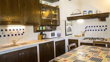 雪櫃、微波爐、焗爐、爐具