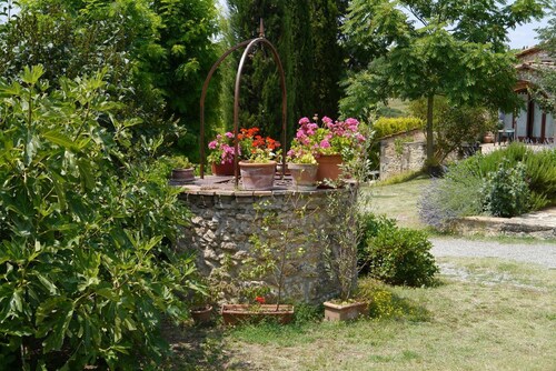 ANTIENTTI VARASTUSSARJO ULKOUUDESSA KAUNISASSA TOSKAN MAASSA 35 KM FLORENCE-SIENA