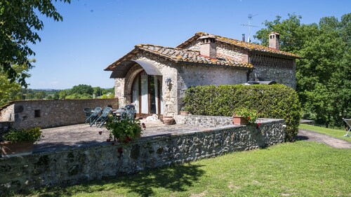 Pleasant characteristic hayloft that has been renovated into holiday apartment in a part of the Chianti that is ideal for visiting the most important towns.