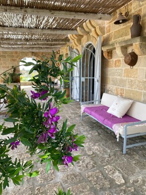 Terrace/patio - 1900 farm with swimming pool, yard, olive grove, fruit trees and views of the sea (Lecce)