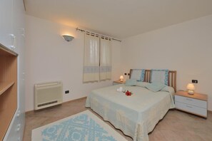 5 chambres, coffre-fort, fer et planche à repasser, lit de bébé portatif
