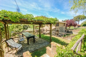 Outdoor dining - House with private pool, fenced garden, bikes near Orvieto and lake Bolsena (Torre san Severo)
