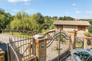 المنطقة المحيطة بالمنشأة