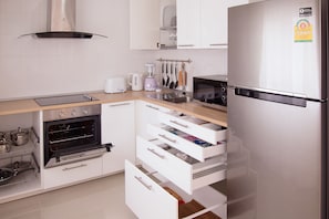 3 Bedrooms Villa | Cuisine privée | Grand réfrigérateur, micro-ondes, plaque de cuisson