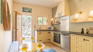 Een koelkast, een magnetron, een oven, een kookplaat