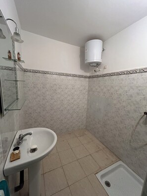 Badewanne, HandtĂŒcher, Seife, Toilettenpapier