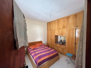 5 habitaciones, tabla de planchar con plancha, wifi y ropa de cama 