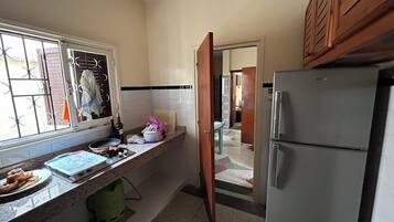 Réfrigérateur, four, plaque de cuisson, cafetiÚre/bouilloire