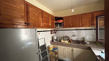 Réfrigérateur, four, plaque de cuisson, cafetière/bouilloire