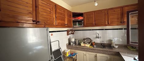 Frigorifero, forno, piano cottura, macchina per tè/caffè