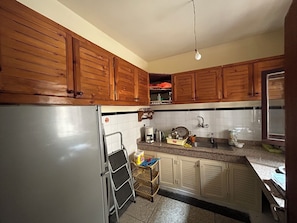 Fridge, oven, stovetop, coffee/tea maker - Temara: Big house (temara)