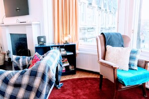 TV, fireplace - Traditional 5BD Flat Overlooking Bruntsfield Links (Edinburgh)
