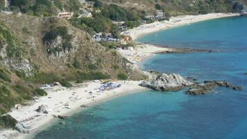 Playa en los alrededores y toallas de playa