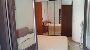 3 bedrooms, iron/ironing board, travel cot, free WiFi